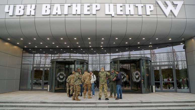 Visitantes durante a recente inauguração das instalações do grupo Wagner em São Petersburgo, na Rússia