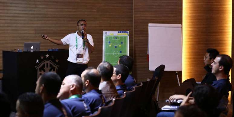 Lucas Oliveira, analista do Palmeiras, em palestra na CBF.