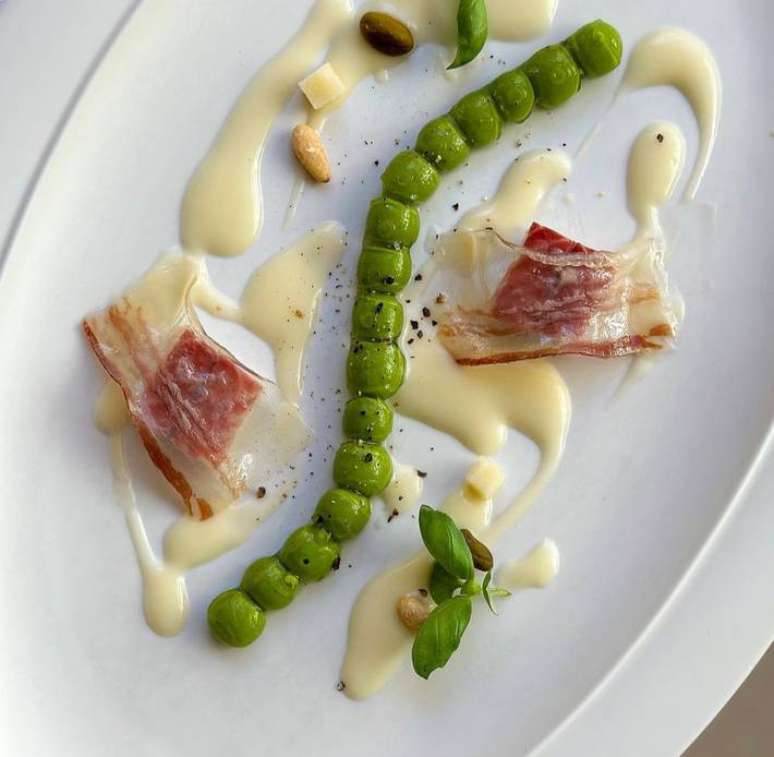 Pesto multiesf&eacute;rico, enguia defumada e pistache: prato servido no restaurante Disfrutar, eleito o segundo melhor restaurante do mundo em 2023