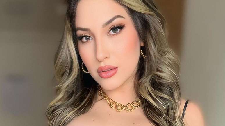 Braless, former BBB Amanda Meirelles shows off her cleavage and leaves fans drooling
