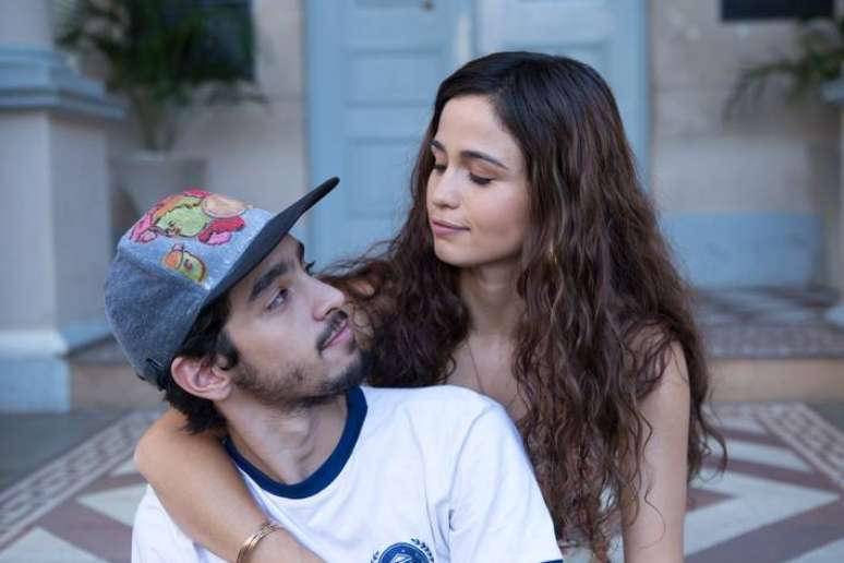 Alicia (Heslaine Vieira) e Samuca (Matheus Costa) no filme 'Derrapada'