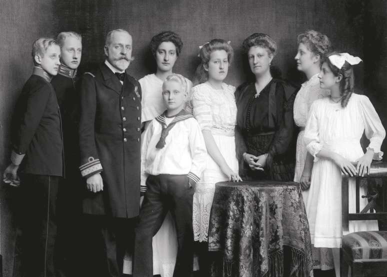 Príncipe Augusto Leopoldo e sua mulher, a arquiduquesa Carolina, com sete de seus oito filhos