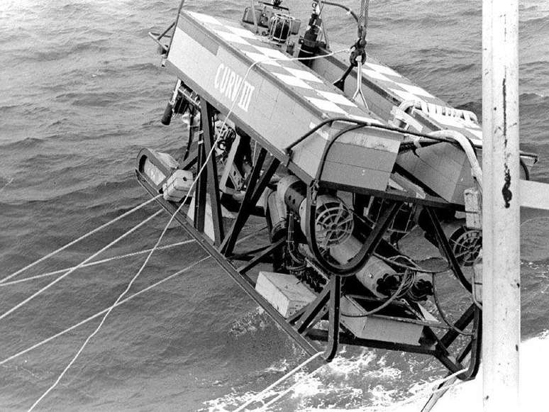 O submers&iacute;vel CURV-III da Marinha dos EUA durante o resgate do Pisces III