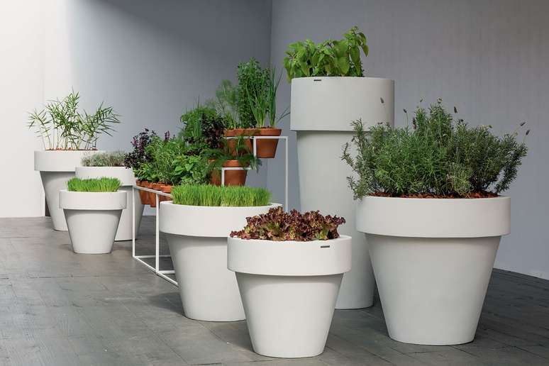 Horta CASACOR - Marcelo Bellotto.  Strategically positioned in front of the restaurant's waste treatment station, the proposal is that these be used as fertilizer in the CASACOR garden, illustrating a path of sustainability to the visitor.  The public will have the opportunity to see a stylized garden that will host different types of species - such as herbal teas, medicinal plants, fruit trees, vegetables, aromatic herbs, aphrodisiac plants and panceas.  At the center of the space, an unusual itinerant suspended garden, which can be disassembled and easily transported to different places.