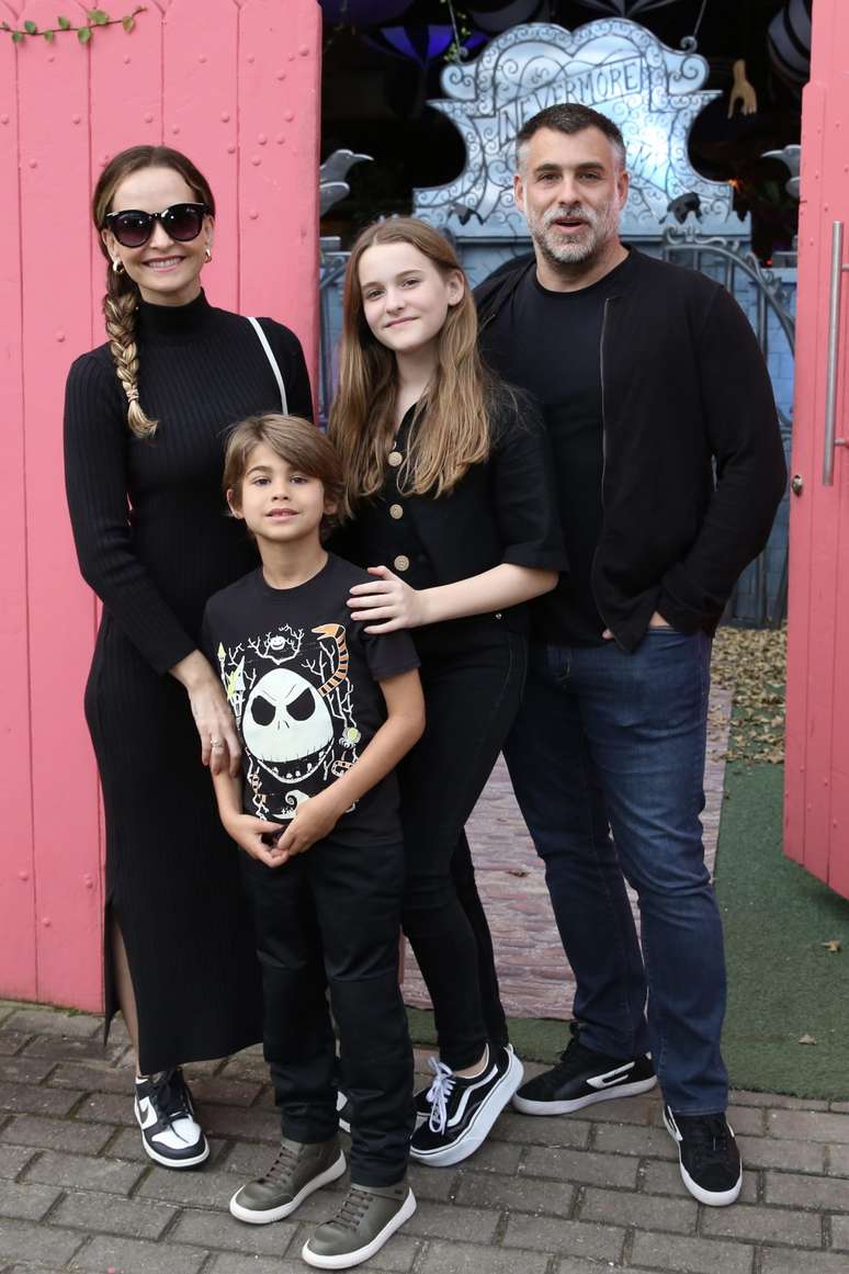 Fernanda Rodrigues, Raoni Carneiro e filhos 