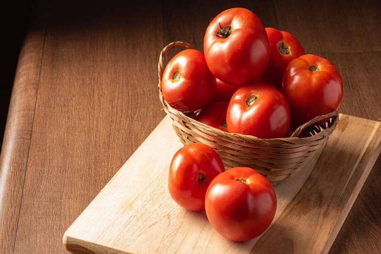 Tomate det&eacute;m a&ccedil;&atilde;o diur&eacute;tica e anti-inflamat&oacute;ria 