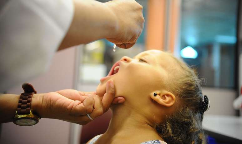 Brasil pode trocar a vacina oral pela versão injetável contra a polio