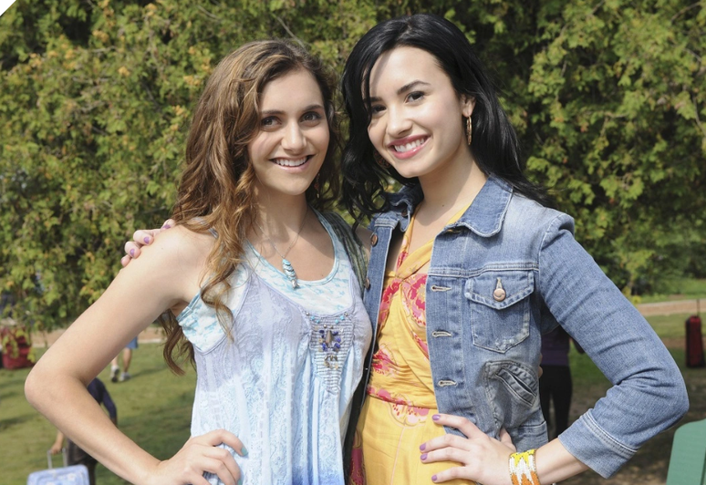 Alyson Stoner e Demi Lovato nas gravações do filme Camp Rock, grande sucesso da Disney