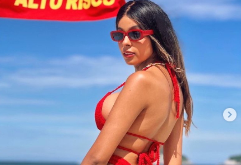 Ex-cantor gospel, Ella causa alvoroço nas redes ao aparecer de biquíni vermelho.