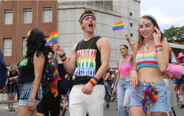 Noah participou da Parada LGBT+ em Nova Iorque acompanhado dos pais e amigos