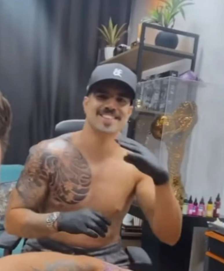 Caio Castro faz novas tatuagens na mão e chega a marca de 14 tattoos