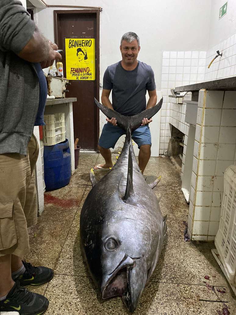 O empresário Rodrigo Sales pescou um atum de 160 kg