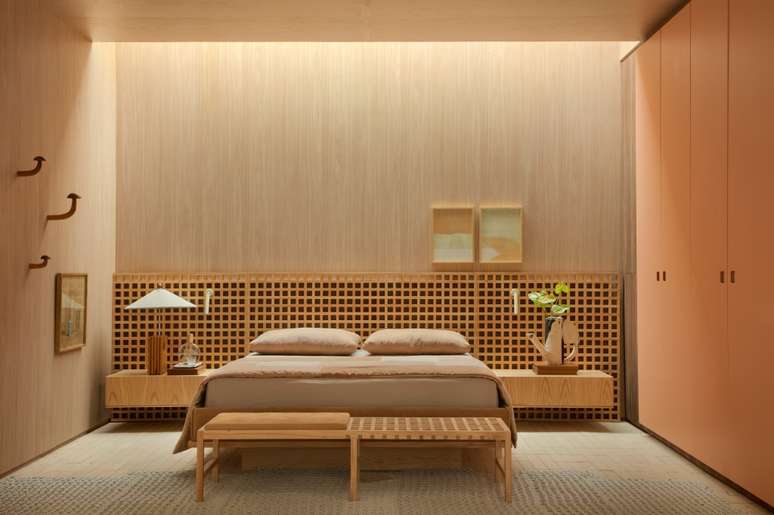Loft of 120 m² is inspired by the arua-do-mato snail.  Project by Très Arquitetura for CASACOR SP 2023. In the photo, bedroom with muxarabi headboard, pink wardrobe and mushroom hanger.
