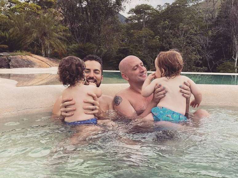 Thales Bretas e Paulo Gustavo com os seus filhos, Romeu e Gael.