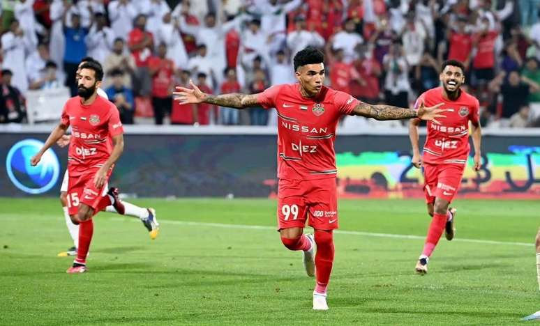 Igor Jesus celebrates winning season for Shabab Al Ahli