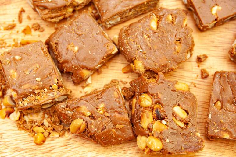 Pé-de-moleque com chocolate