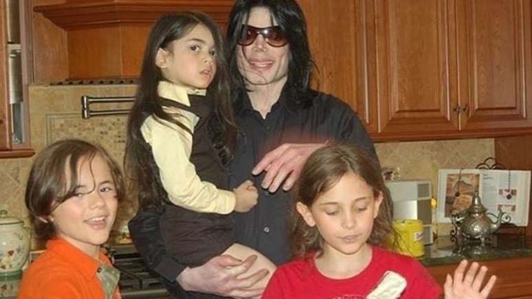 Filhos homenageiam Michael Jackson no seu aniversário de morte -
