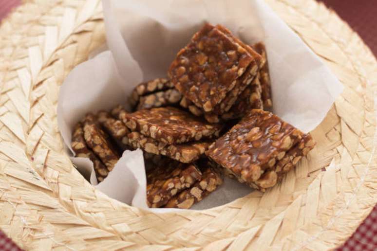 Pé-de-moleque com café 