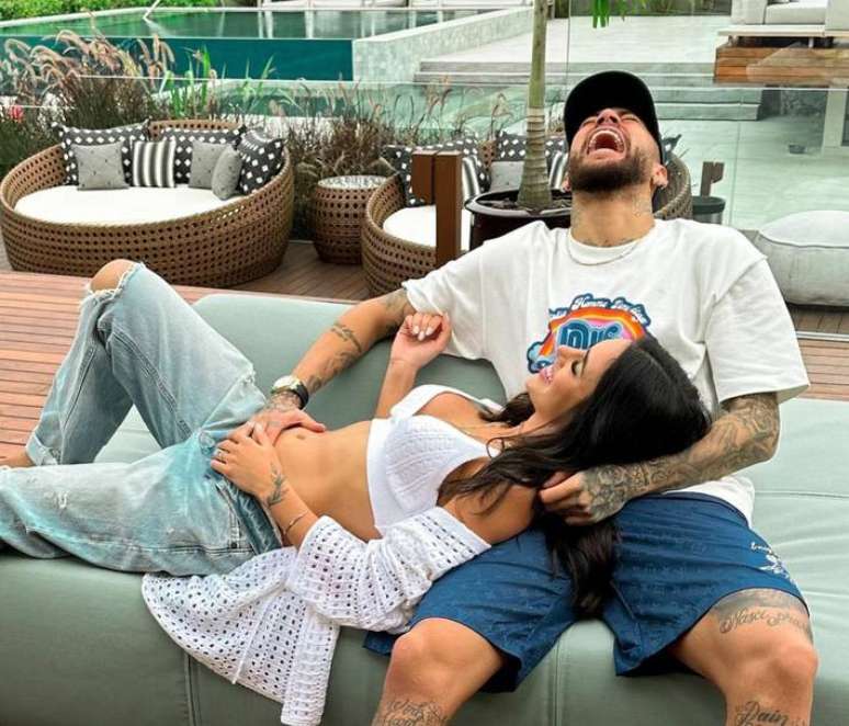 Bruna Biancardi e Neymar anunciaram que estavam esperando o primeiro bebê em abril