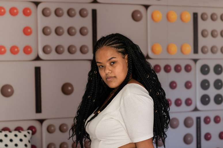 Tran&ccedil;as embutidas no topo da cabe&ccedil;a 