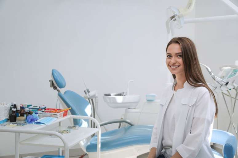Odontólogo ou dentista pode atuar em diversas especialidades, inclusive estética
