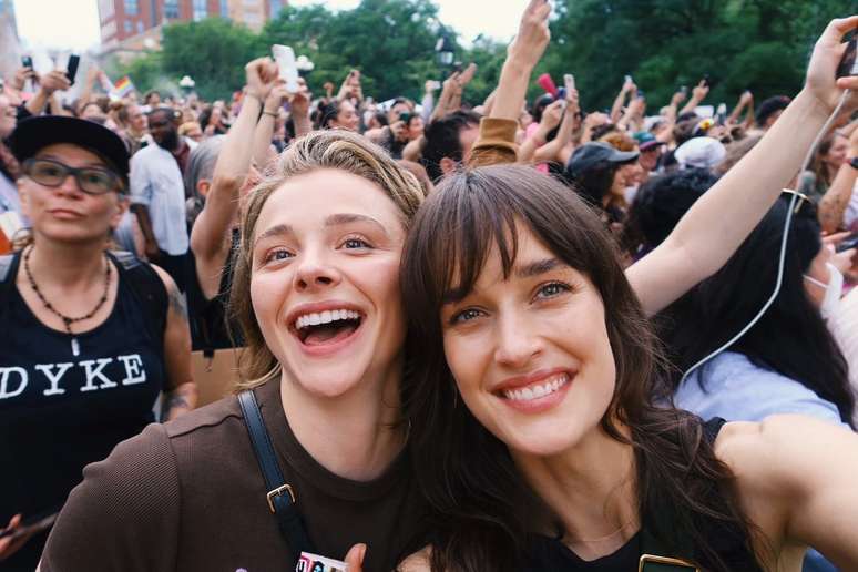 Kate Harrison e Chloë Grace Moretz durante a Parada LGBT+ de Nova York.