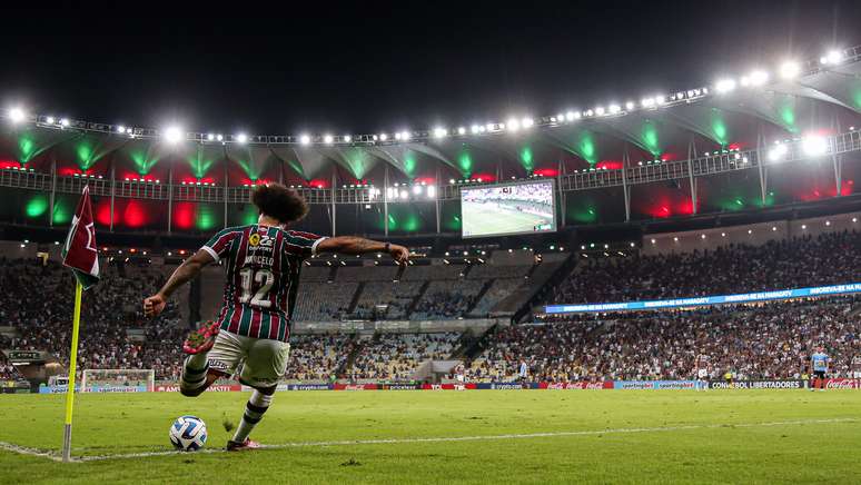 Marcelo cobrando escanteio (FOTO DE MARCELO GONÇALVES / FLUMINENSE FC)