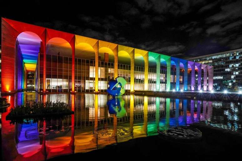 O Palácio do Itamaraty foi iluminado com cores da bandeira que representa diversidade.