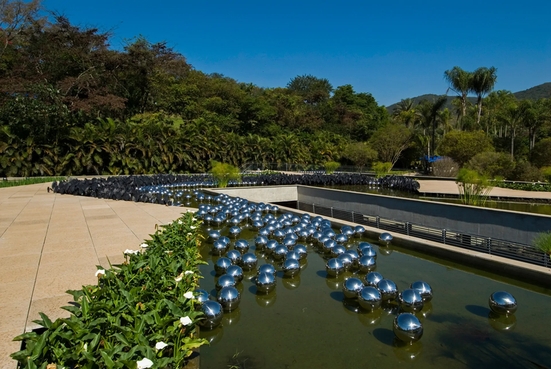 Obra faz referência ao mito de Narciso, que se encanta pela própria imagem refletida na água