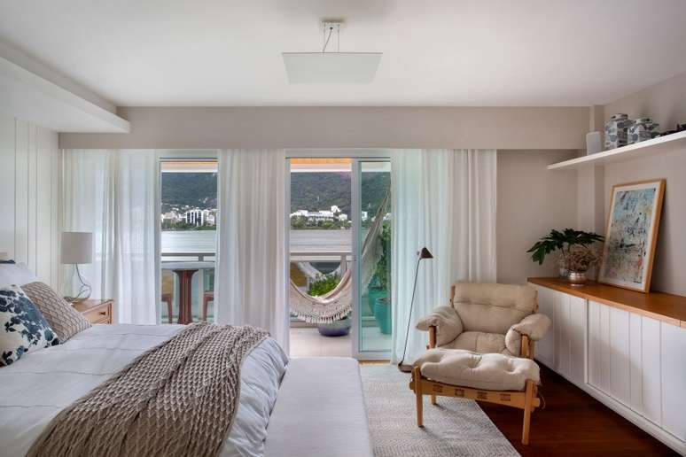 210m² apartment designed by Studio 021 Arquitetura.