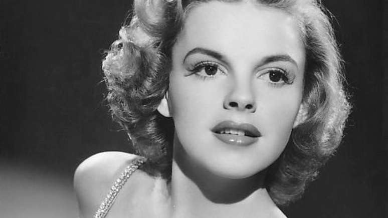 Judy Garland em foto publicitária (1943) - Wikimedia Commons