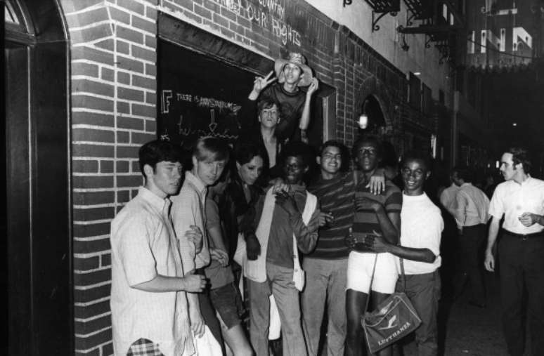 Jovens em frente ao bar The Stonewall Inn (Getty Images)