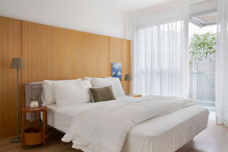 120 m² apartment designed by Diego Raposo Arquitetos.