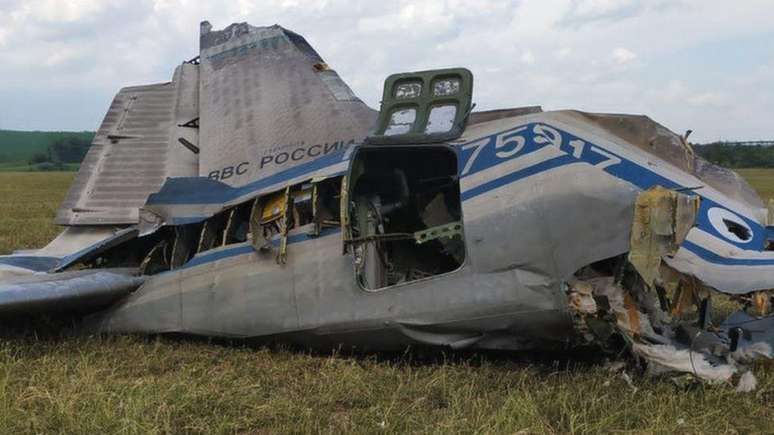 Os destro&ccedil;os do avi&atilde;o abatido parecem ser de uma aeronave Il-22