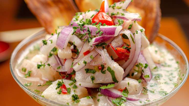 Aprenda a fazer um ceviche clássico peruano em casa -