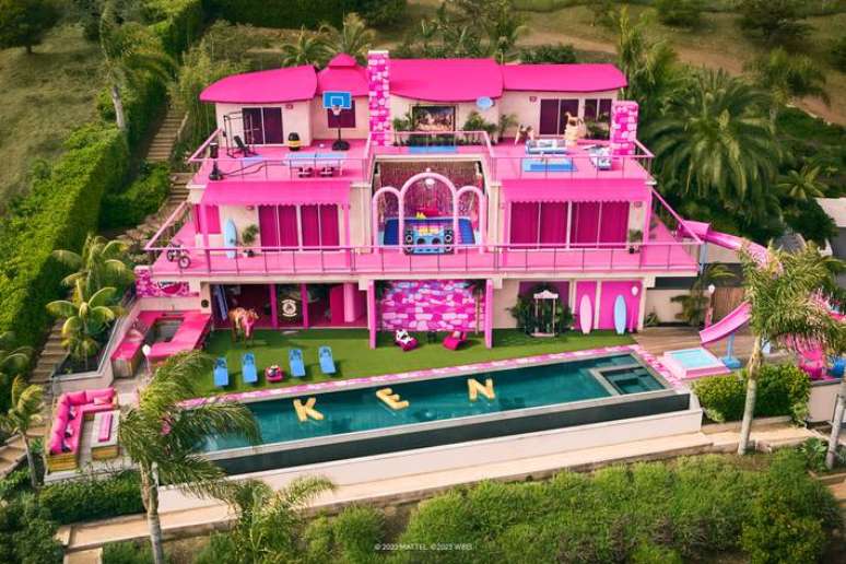 Casa em Malibu que simula a casa da Barbie está disponível para aluguel no Airbnb.