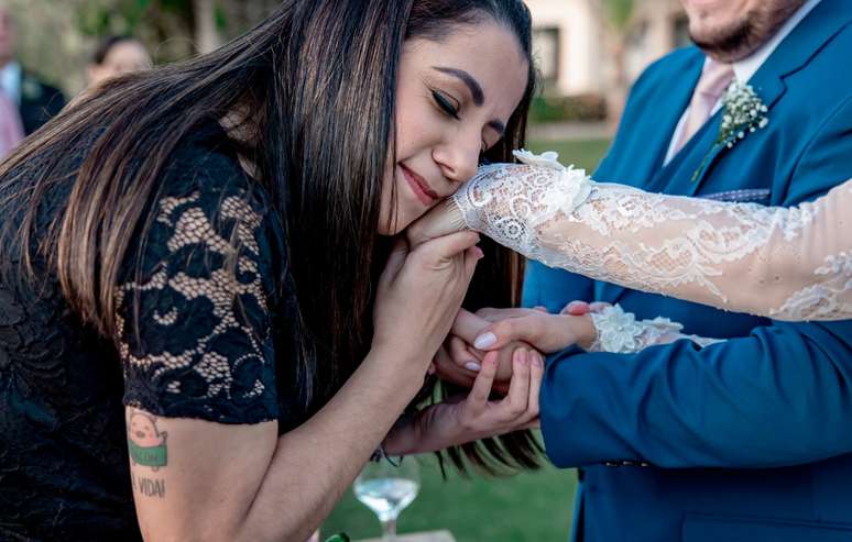 Apesar do foco em casais homoafetivos, Aline celebra vários tipos de casamento.