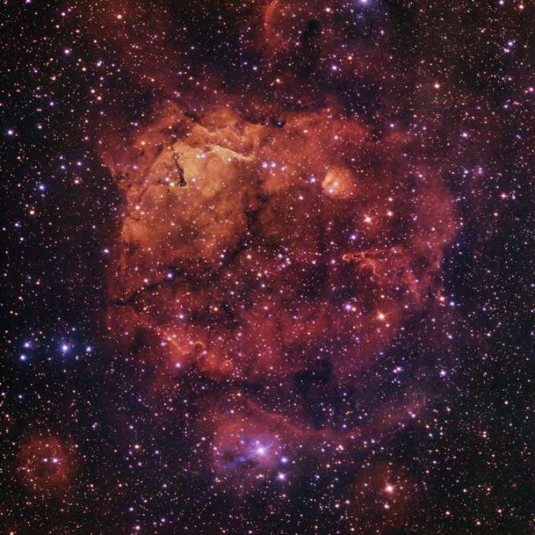 Esta imagem da nebulosa Sh2-284 foi capturada em grande detalhe pelo VLT Survey Telescope 