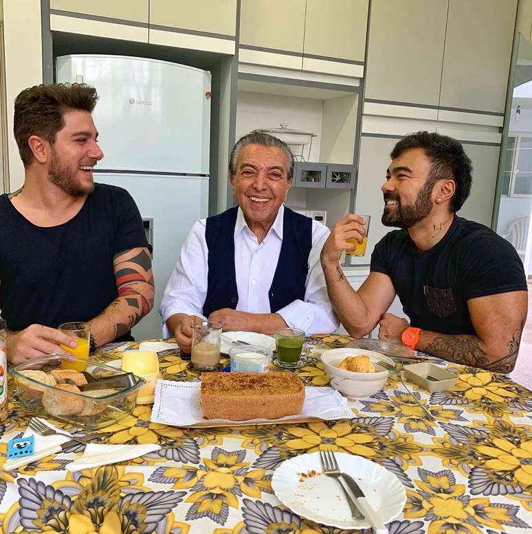 Mauro com o marido, Rafa, e o pai, Mauricio de Sousa, na fatídica imagem postada pelo cartunista no Instagram: "recebi uma enxurrada de comentários – dos mais bonitos aos mais horrorosos"