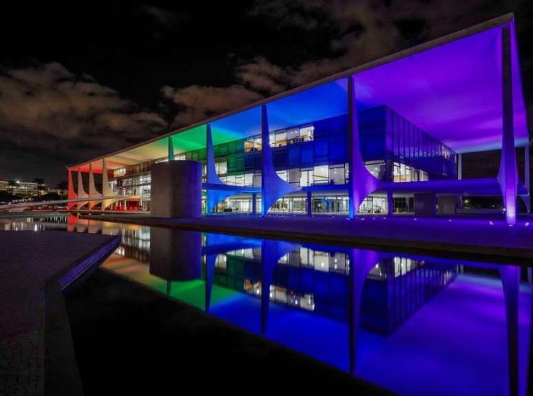 Palácio do Planalto, em Brasília, foi iluminado com cores da bandeira que representa diversidade