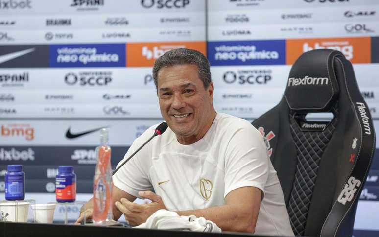 Vanderlei Luxemburgo em coletiva de imprensa.