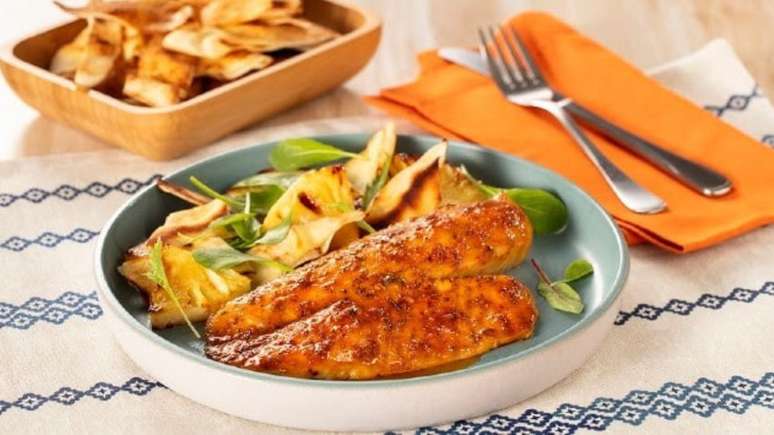 Fil&eacute; de til&aacute;pia picante com abacaxi