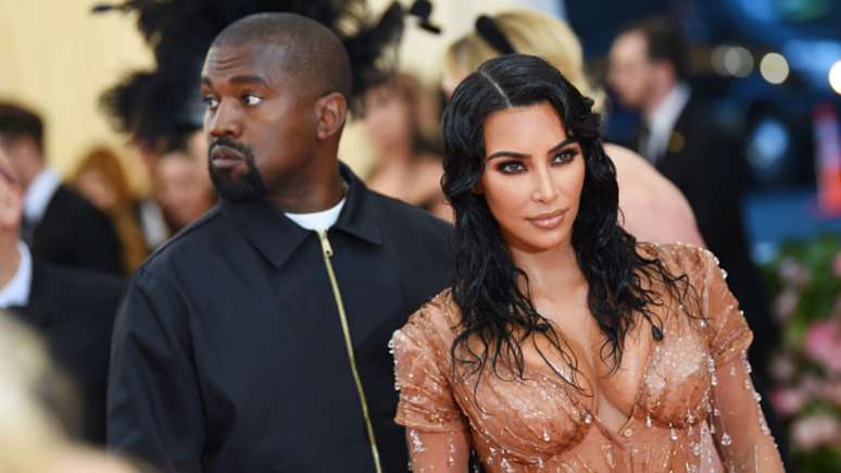 Kim Kardashian admite que chorou ao virar meme e ser comparada com