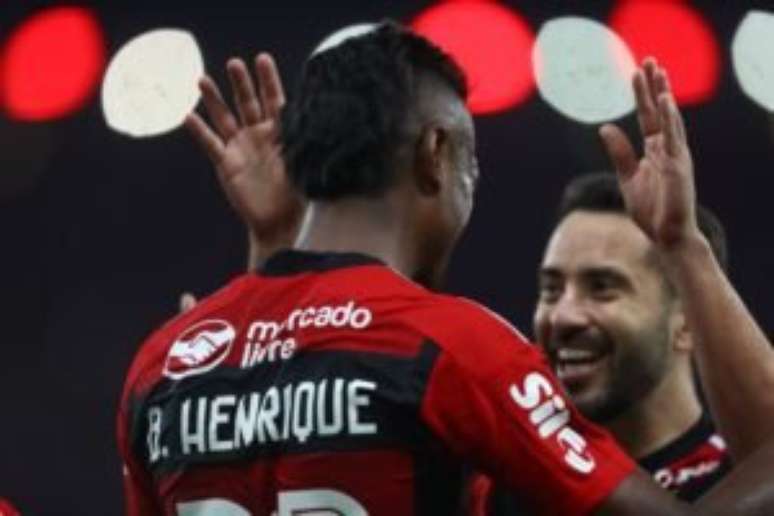 Bruno Henrique e Everton Ribeiro na partida contra o Aucas