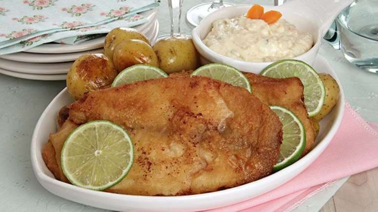 Peixe &agrave; dor&ecirc; com molho t&aacute;rtaro