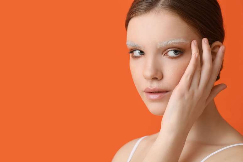 Sobrancelhas descoloridas estão em alta 