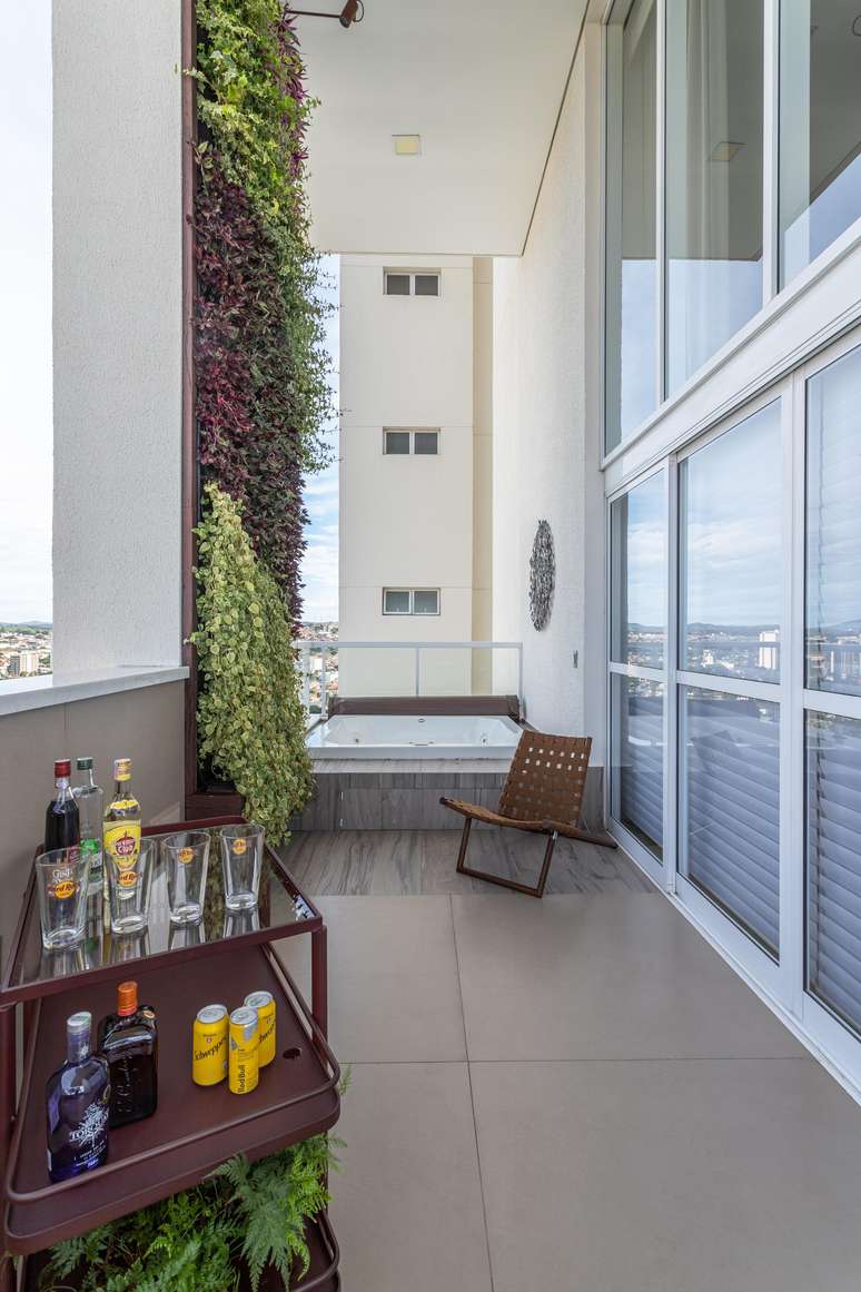 Para completar o décor da peça, na parte inferior foram inseridas algumas plantinhas que ornam com o jardim vertical próximo da banheira de hidromassagem. Assim, o carrinho ajuda a potencializar o clima de descontração e relaxamento do espaço, oferecendo mais uma possibilidade de entretenimento nos dias de folga, finais de semana e férias.
