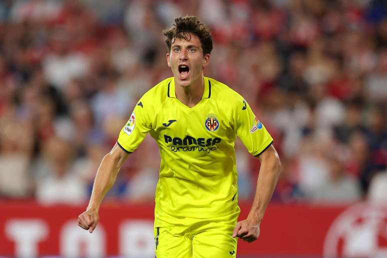 Pau Torres comemora gol marcado com a camisa do Villarreal –