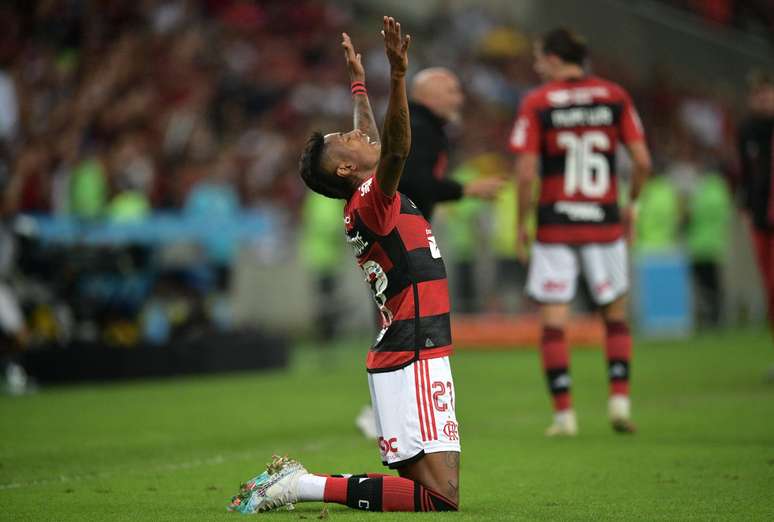 Ele é titular absoluto do Vasco e vai jogar lesionado contra o Corinthians