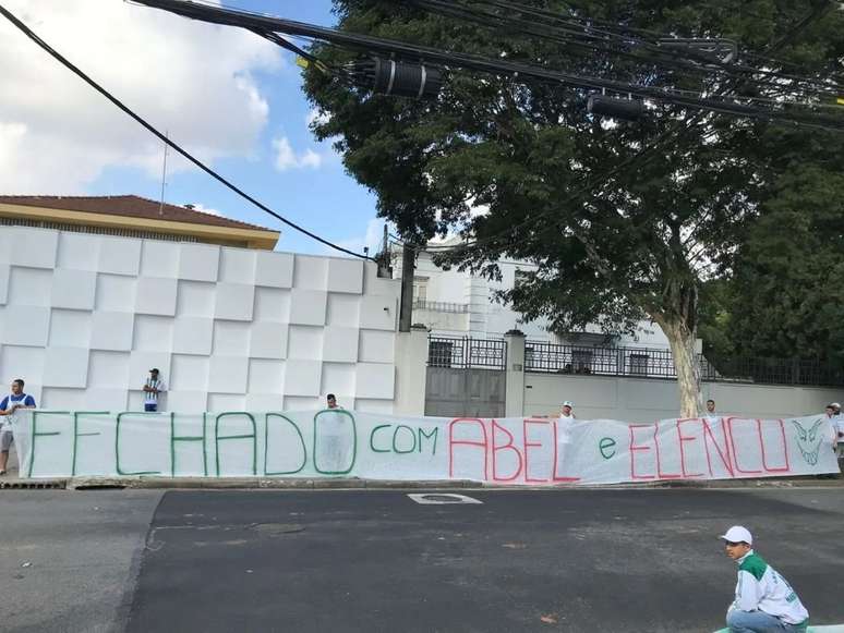 Palmeiras fans protest in front of the Crefisa headquarters